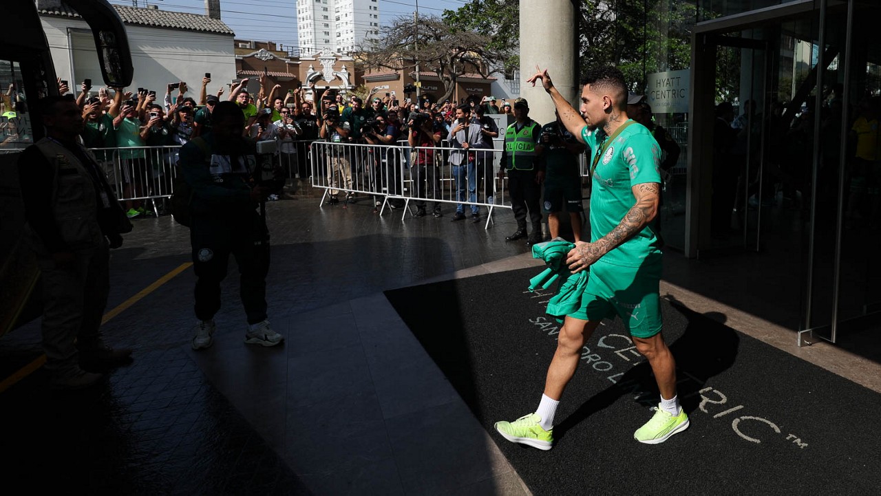 Após nova cirurgia, Paulinho segue tratamento e é esperança do Palmeiras para 2026