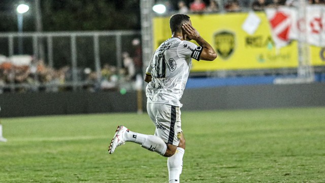 Rafael Tavares abriu o placar no primeiro tempo para o Amazonas