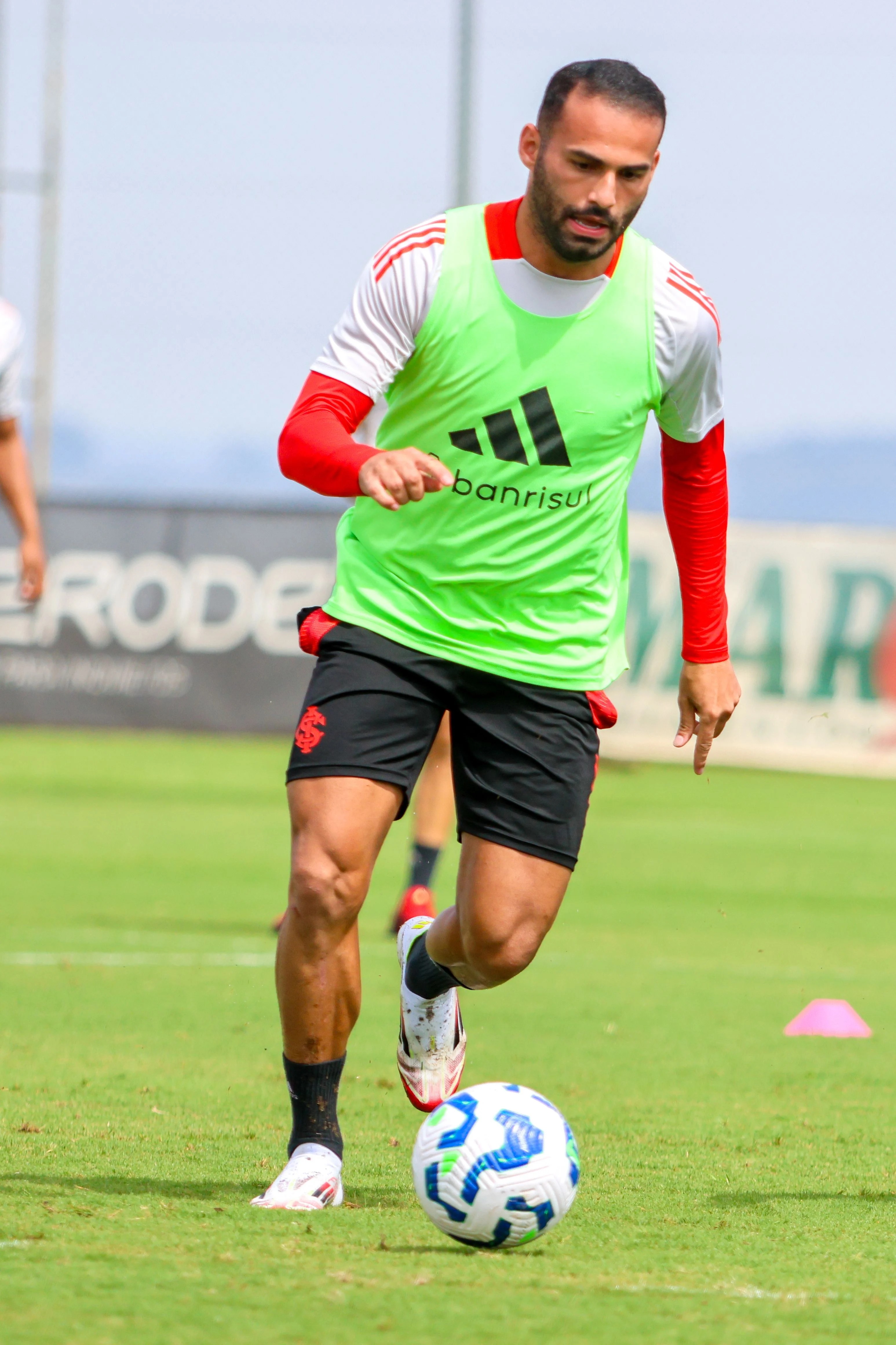Inter regulariza dívidas com Cruzeiro e Palmeiras e negocia com Flamengo.