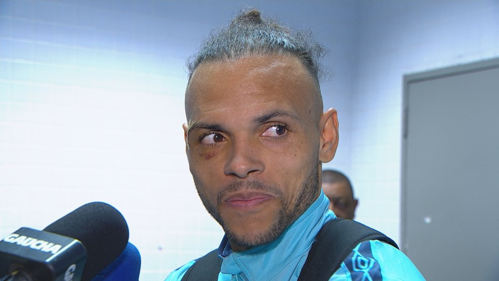 Braithwaite com o olho machucado — Foto: Reprodução/RBS TV
