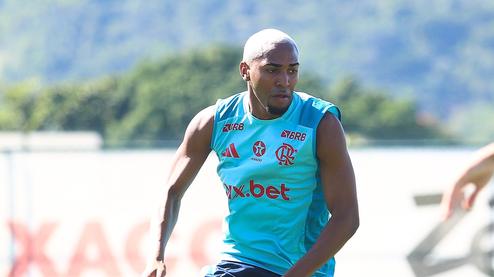 Destaque: Lorran brilha com dribles em treino da base do Flamengo.