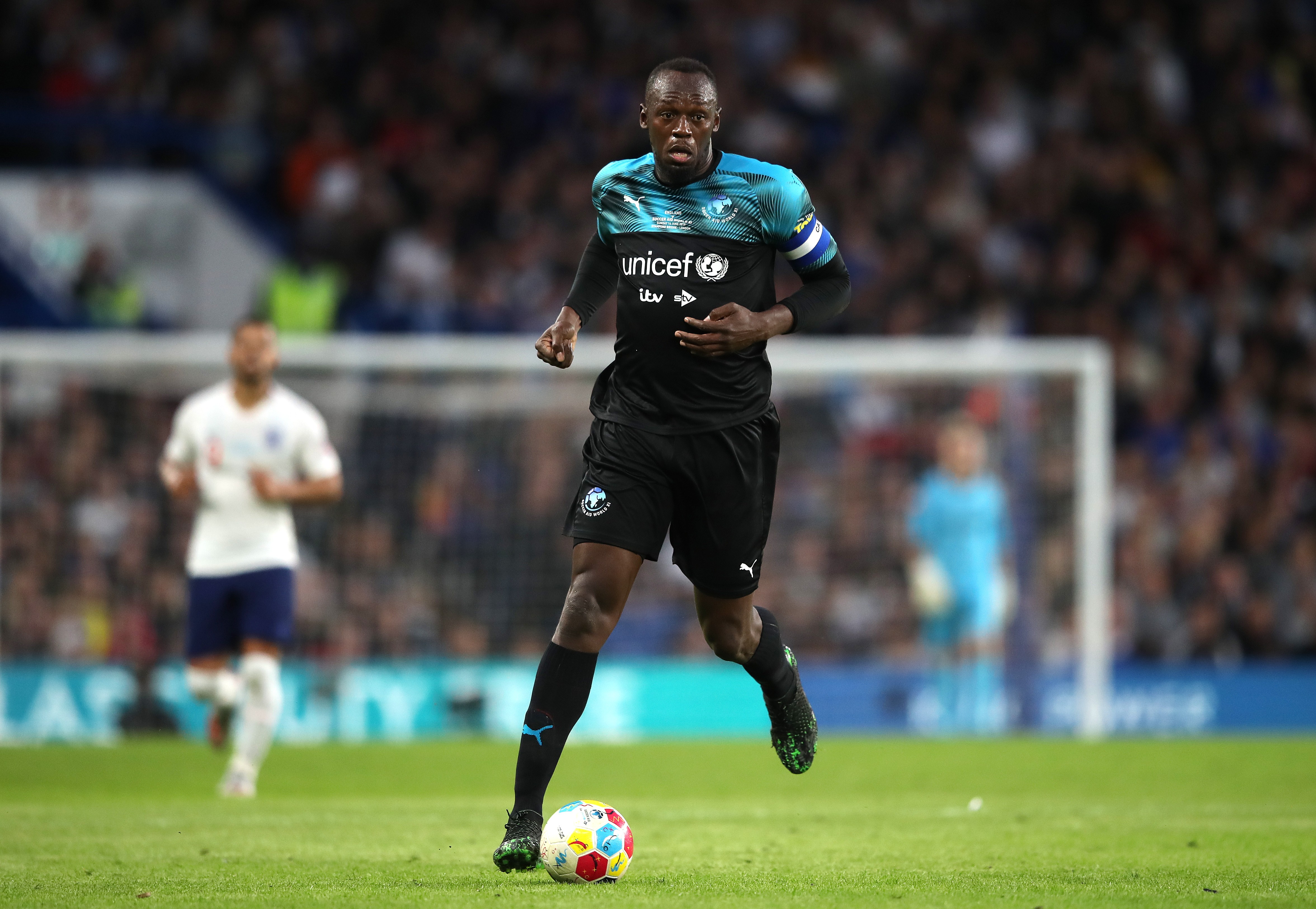 Usain Bolt volta ao futebol e se junta a ex-estrelas da Premier League em clube inglês