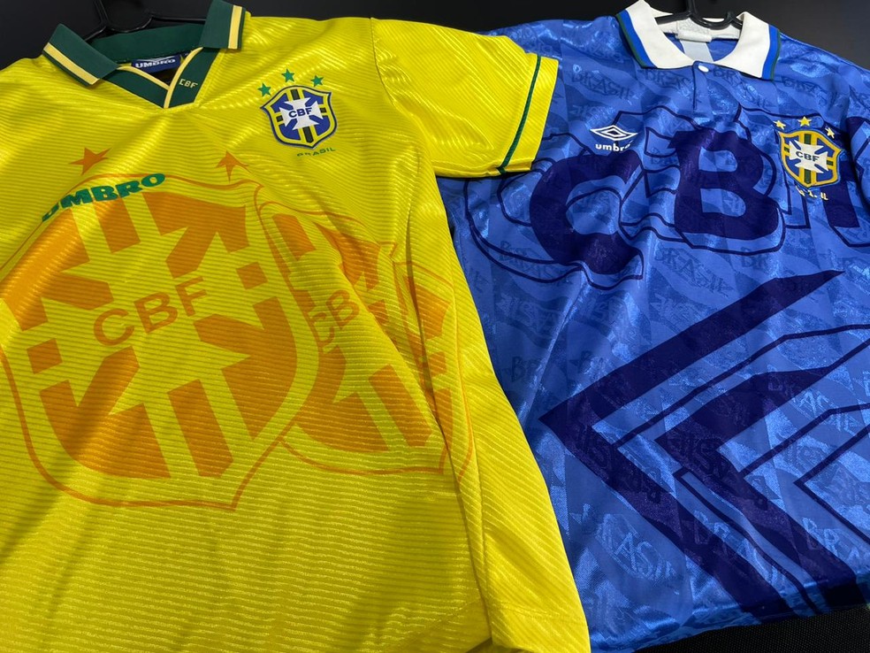 Hamilton ainda comprou duas camisas da seleção brasileira de 1994 — Foto: Camila Alves