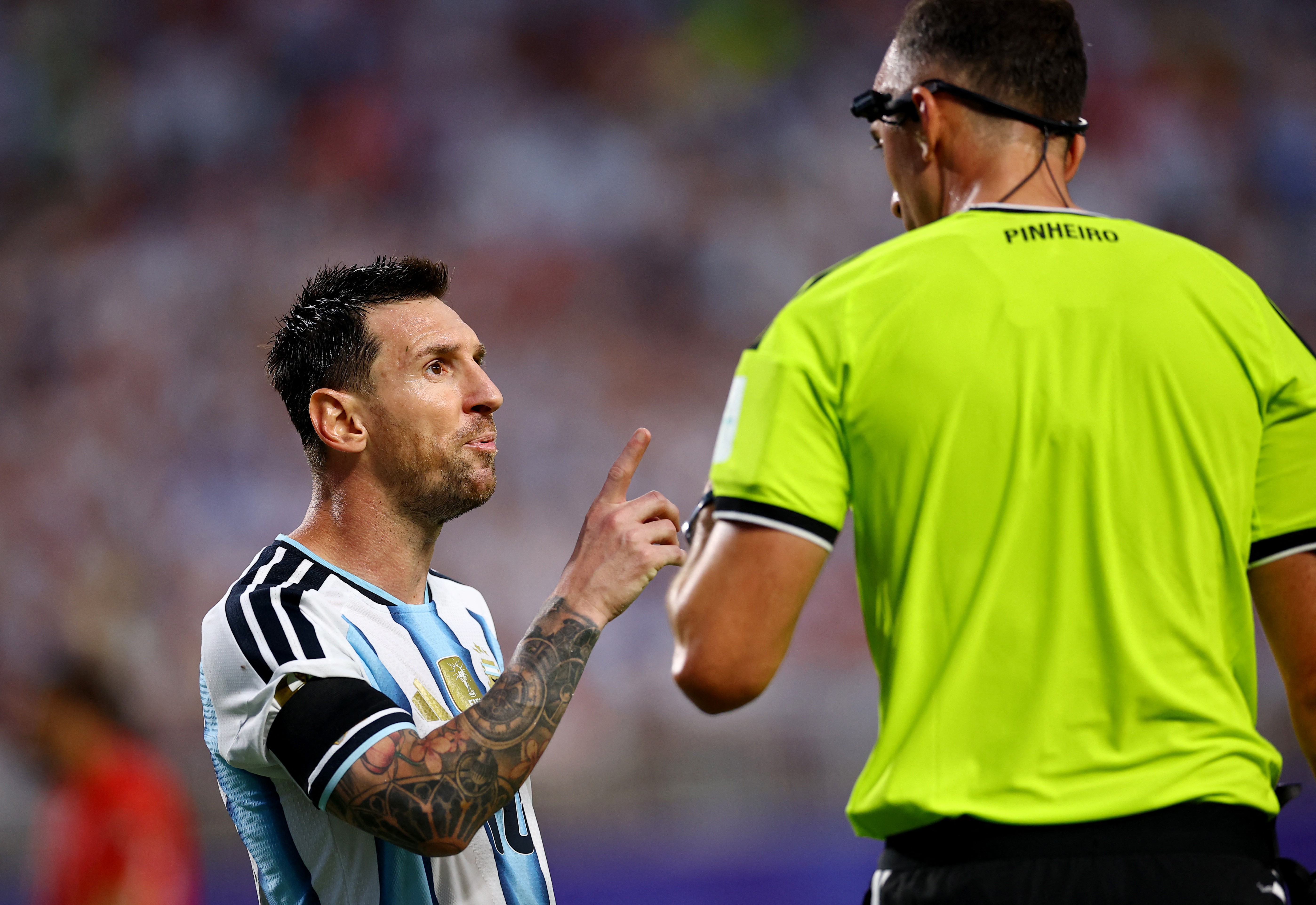 Fifa deve esperar término da Copa para aplicar sanções contra críticas a árbitros, afirma jornal