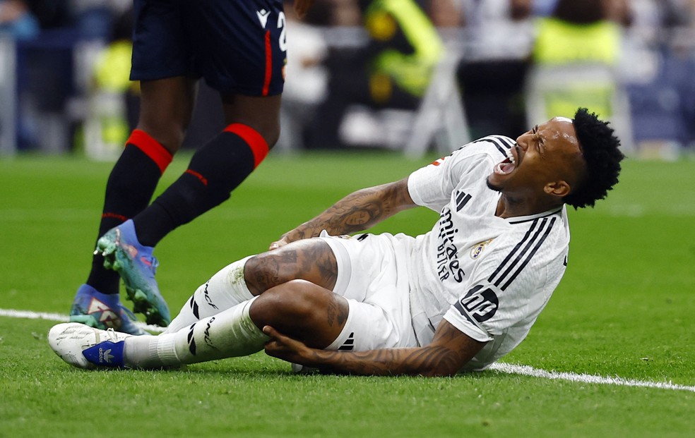 Militão sai chorando após lesão em Real Madrid x Osasuna — Foto: Reuters