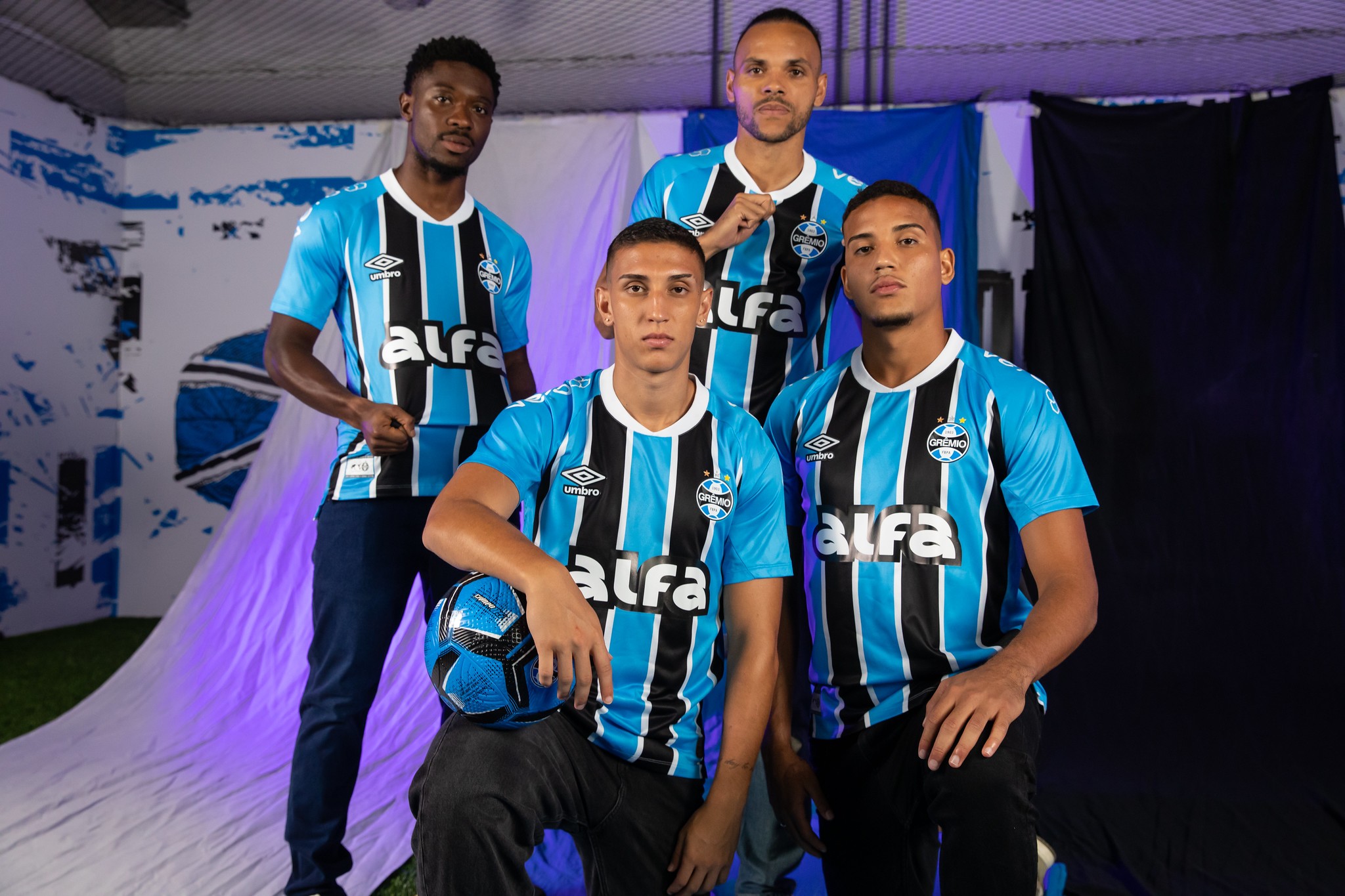 Grêmio lança nova camisa para temporada 2025; confira as imagens