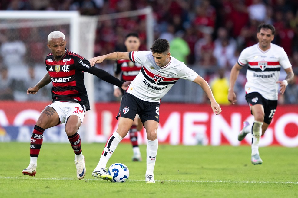 Oscar disputa a bola em Flamengo x São Paulo — Foto: Jorge Rodrigues/AGIF