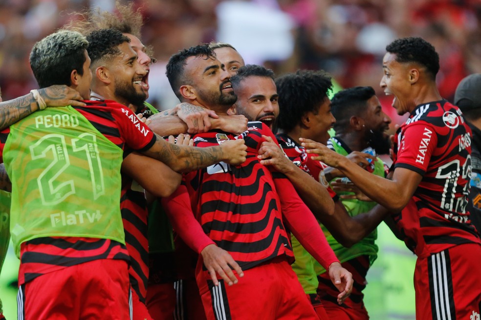 Fabr&iacute;cio Bruno &eacute; abra&ccedil;ado por todos em Flamengo 5x0 Athletico-PR &mdash; Foto: Gilvan de Souza/Flamengo