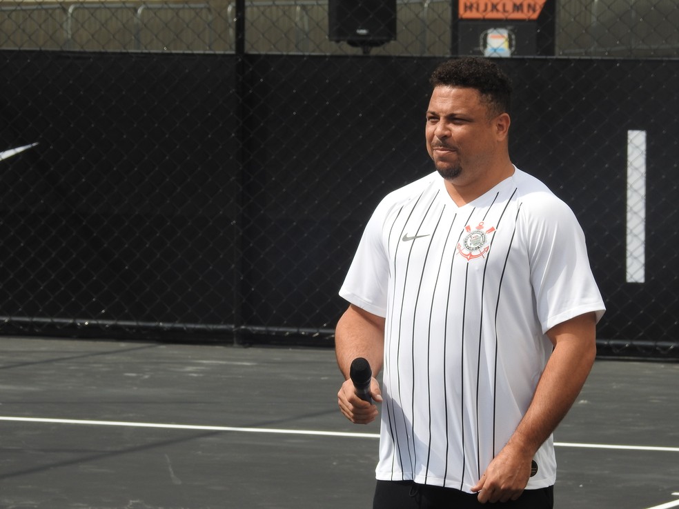 Com Ronaldo como modelo Corinthians apresenta sua nova camisa 1
