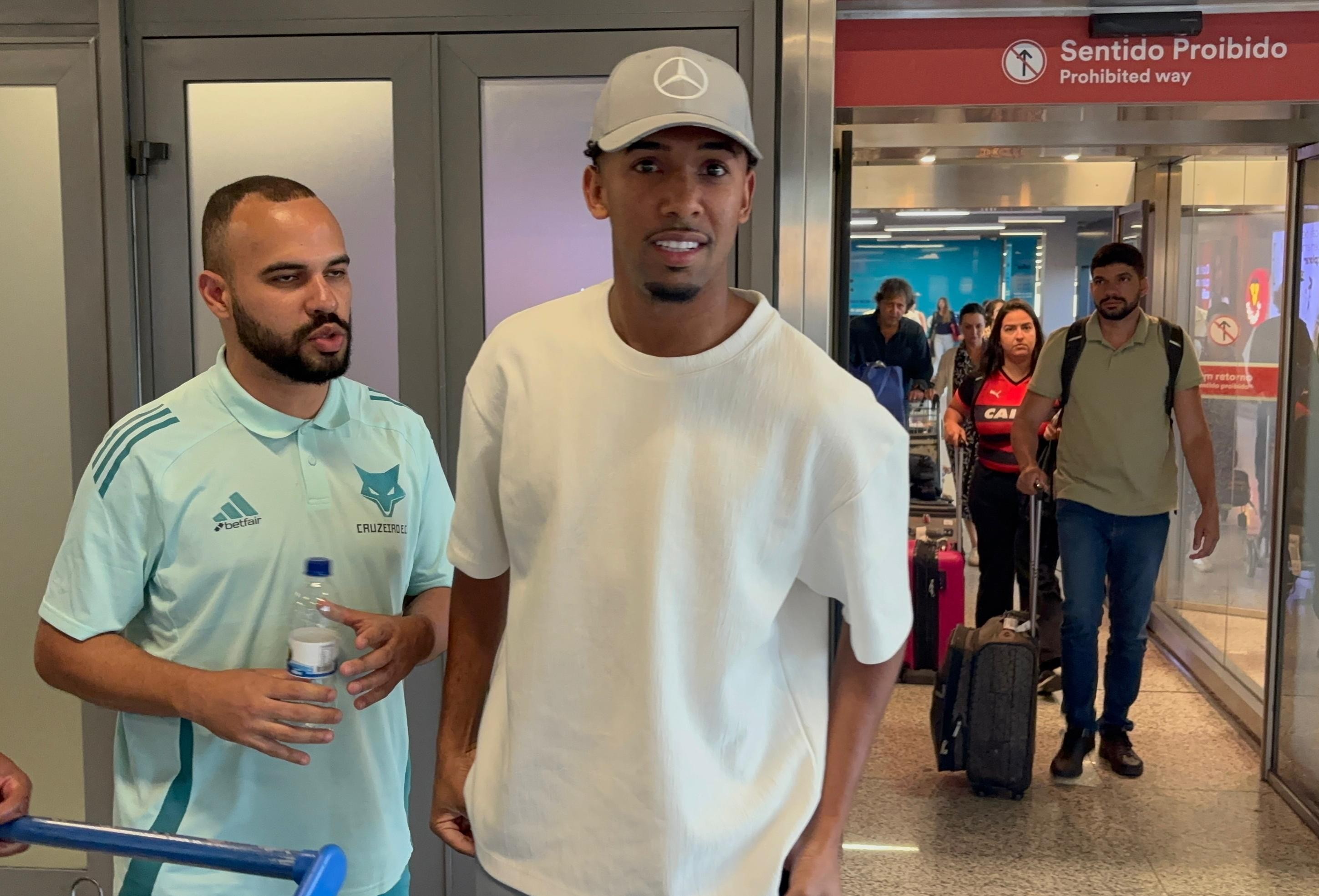 Ryan Guilherme realiza exames e assina com o Cruzeiro.