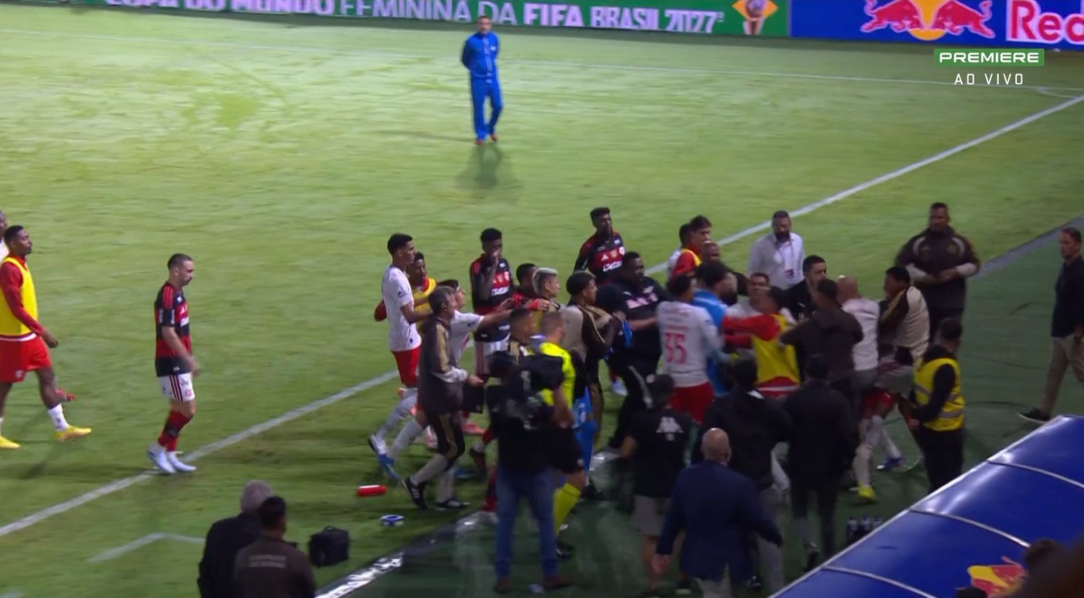 Cenas lamentáveis: Confronto entre Flamengo e Bragantino terminou em tumulto