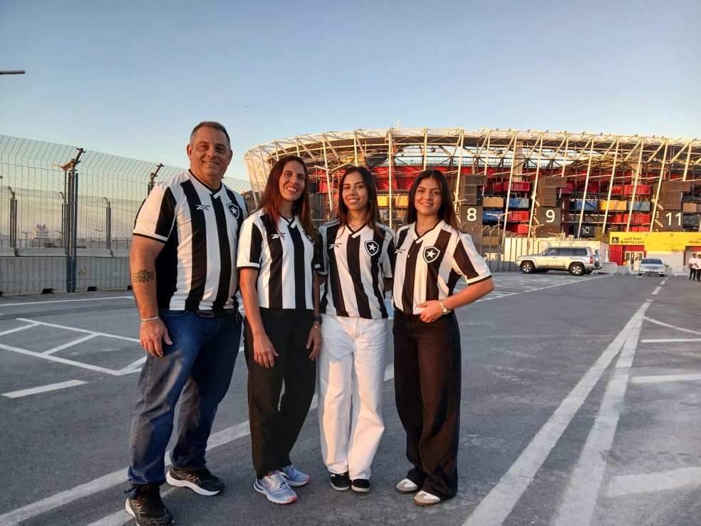 Eduardo, Karita, Juliana e Eduarda. Fam&iacute;lia botafoguense que mora no Qatar ansiosos para ver time de perto &mdash; Foto: Bernardo Pombo