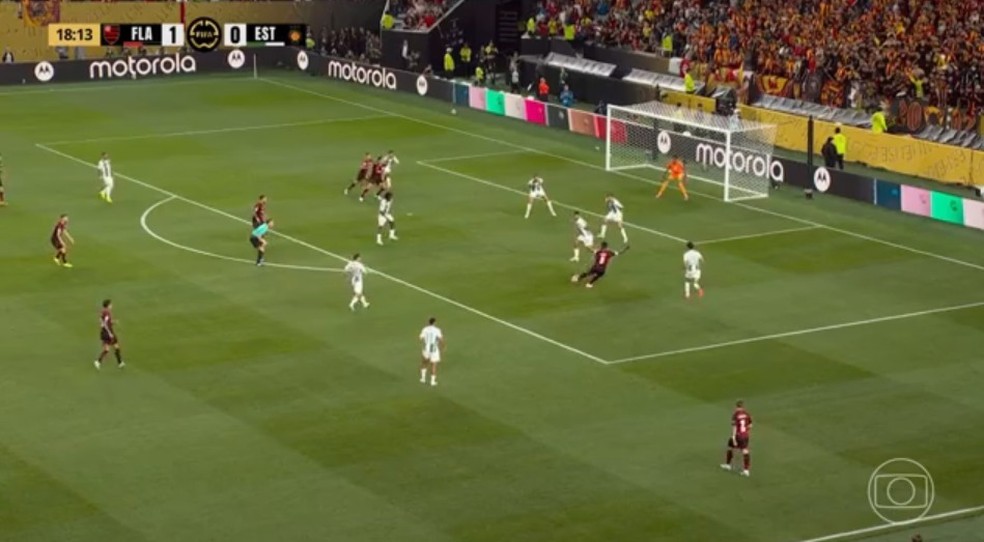 Chute de Gerson defendido no Flamengo x Espérance — Foto: Reprodução / TV Globo