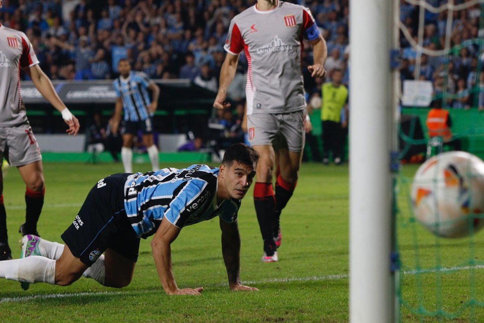 Cristaldo abre o placar para o Grêmio contra o Estudiantes — Foto: João Victor Teixeira