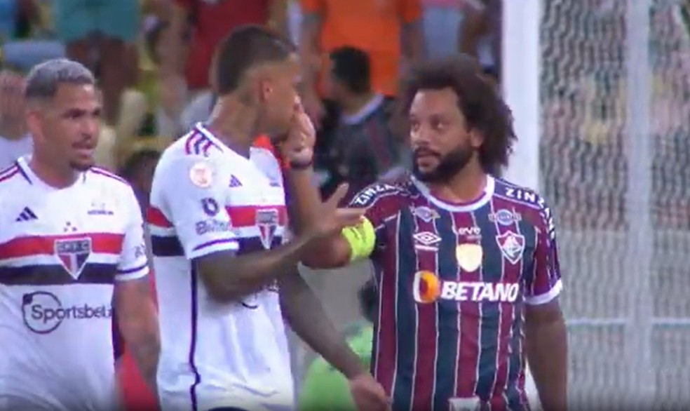 Marcelo faz sinal de polegar próximo ao rosto de Diego Costa, do São Paulo — Foto: Reprodução