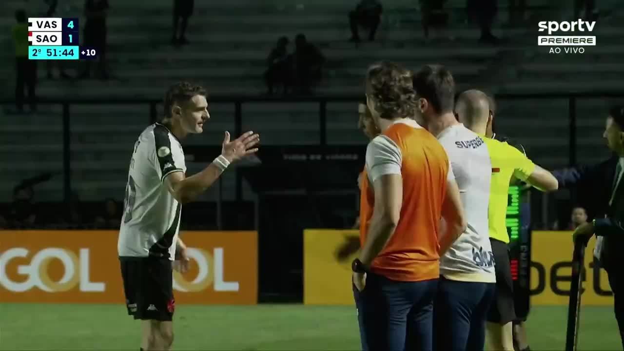 Vegetti, do Vasco, distribui tapas para incentivar jogadores contra o São Paulo; veja