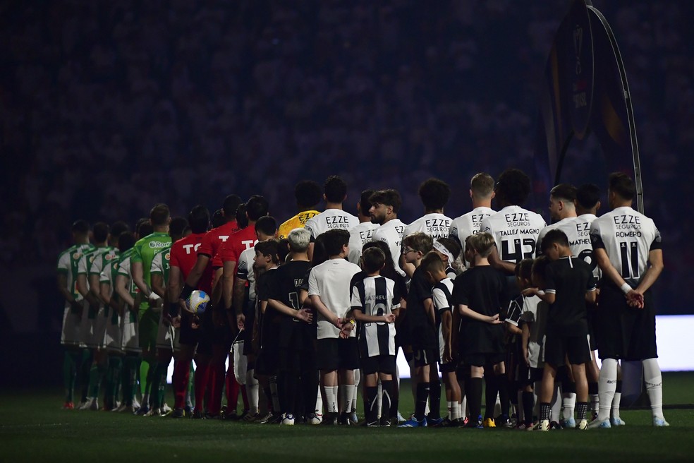 Times perfilados em Corinthians x Juventude — Foto: Marcos Ribolli