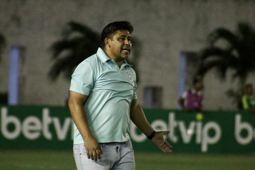 Michel Lima comandando o Nacional de Patos no Almeidão — Foto: Wellington Faustino