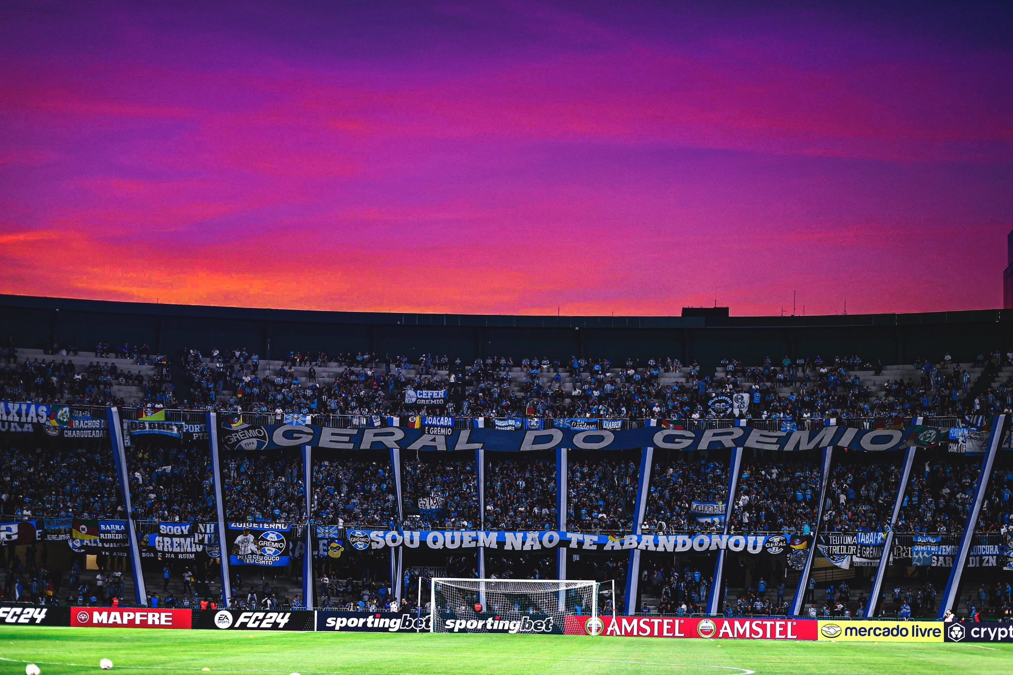Grêmio disponibiliza ingressos e transporte de graça aos torcedores para jogo com o Coritiba