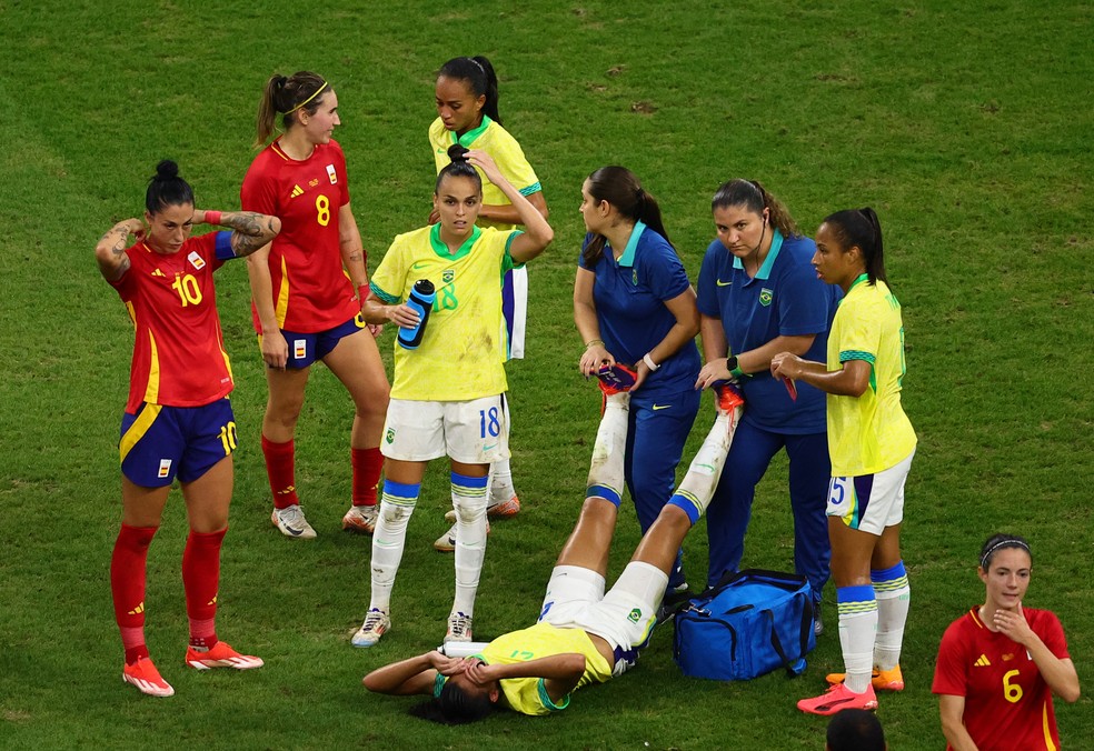 Jogadoras do Brasil sentem exaustão dos longos acréscimos nas Olimpíadas, com 19 minutos na semifinal com a Espanha — Foto: Clement Mahoudeau/AFP