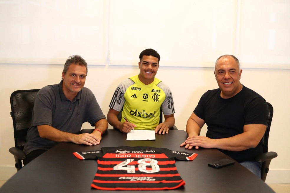 Igor Jesus renova contrato com o Flamengo — Foto: Divulgação / Flamengo