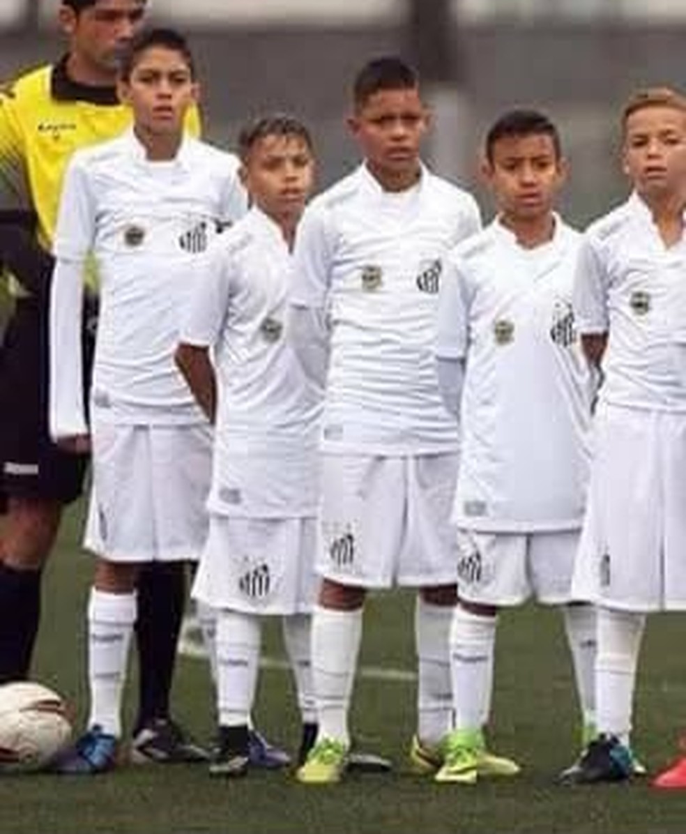 Gabriel Bontempo (segundo na fila) e Jair (último de branco) moraram juntos aos dez anos de idade — Foto: Arquivo pessoal