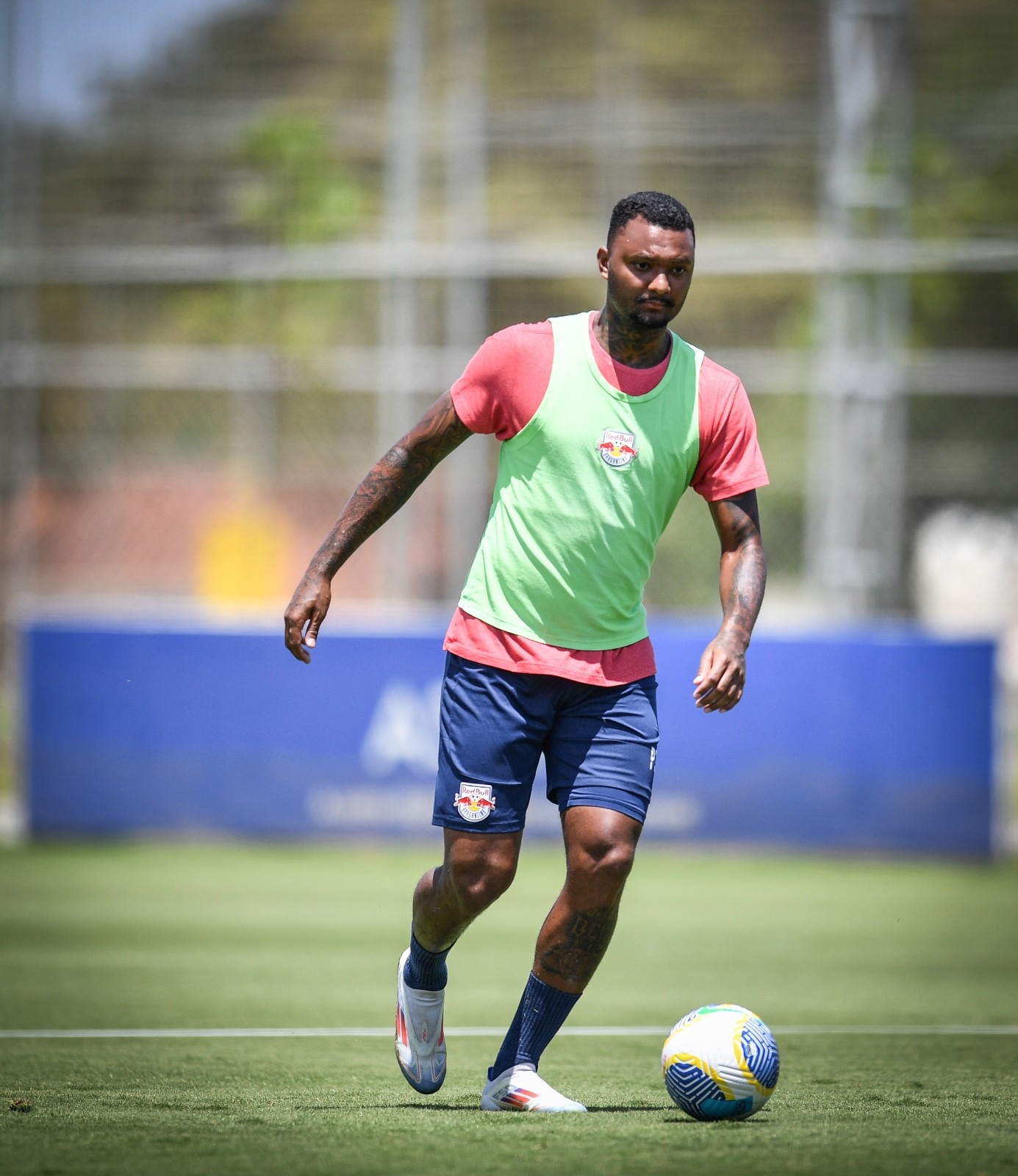 Grêmio apresenta reforços nas laterais: Luan Cândido e Lucas Esteves.