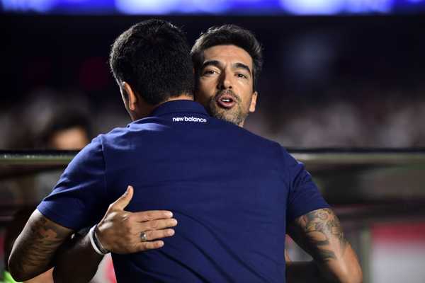 Palmeiras e Vitória: Confronto equilibrado entre Abel e Carpini em reencontro importante.