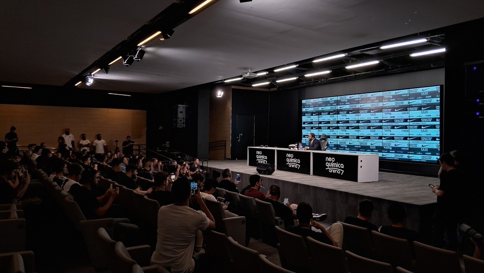 Corinthians apresenta Memphis Depay — Foto: Rafael Dantas