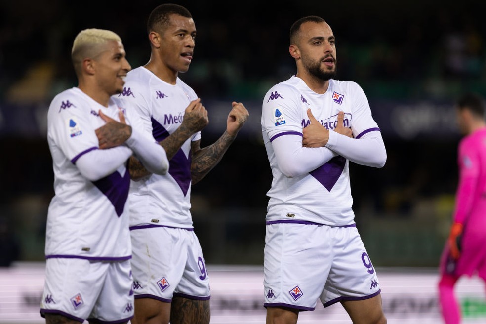 Dodô, Igor Júlio e Arthur Cabral comemoram gol da Fiorentina — Foto: Getty Images