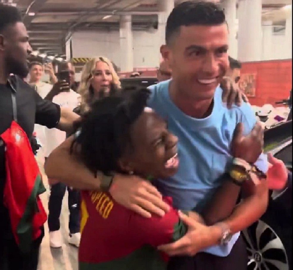 Streamer conhece Cristiano Ronaldo, se ajoelha e chora; vídeo, streamers