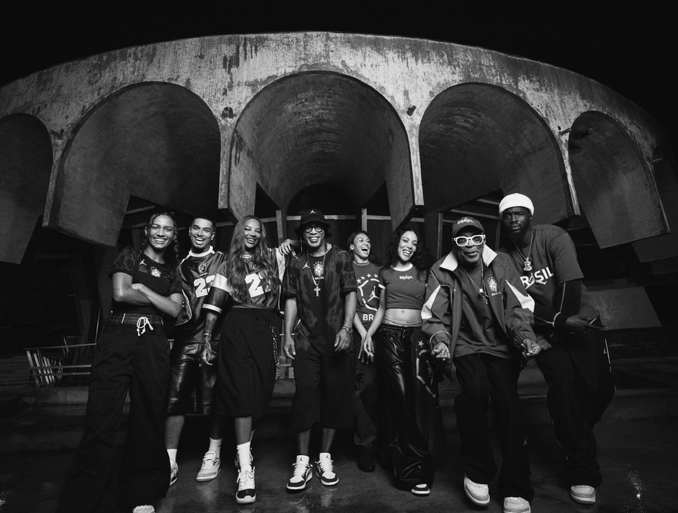 Ronaldinho e Ludmilla participaram do ensaio de lan�amento da camisa � Foto: Foto: Divulga��o/Jordan/Nike