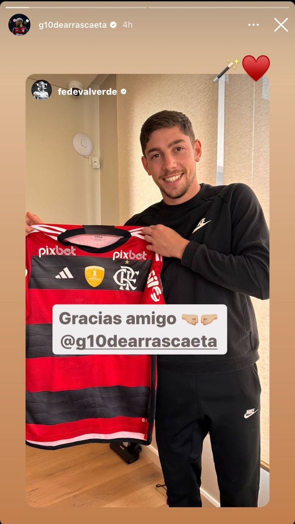 Valverde recebe camisa de Arrascaeta &mdash; Foto: Reprodu&ccedil;&atilde;o