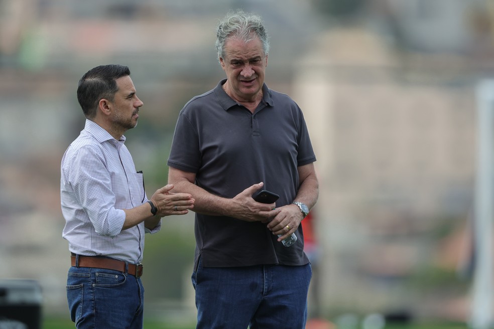Rodrigo Caetano e Sérgio Coelho, conversam durante treino do Atlético — Foto: Pedro Souza / Atlético