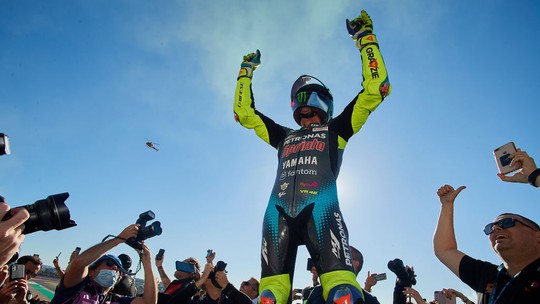 Despedida: Valentino Rossi fazfoguetinho da blazeúltima corrida na MotoGP