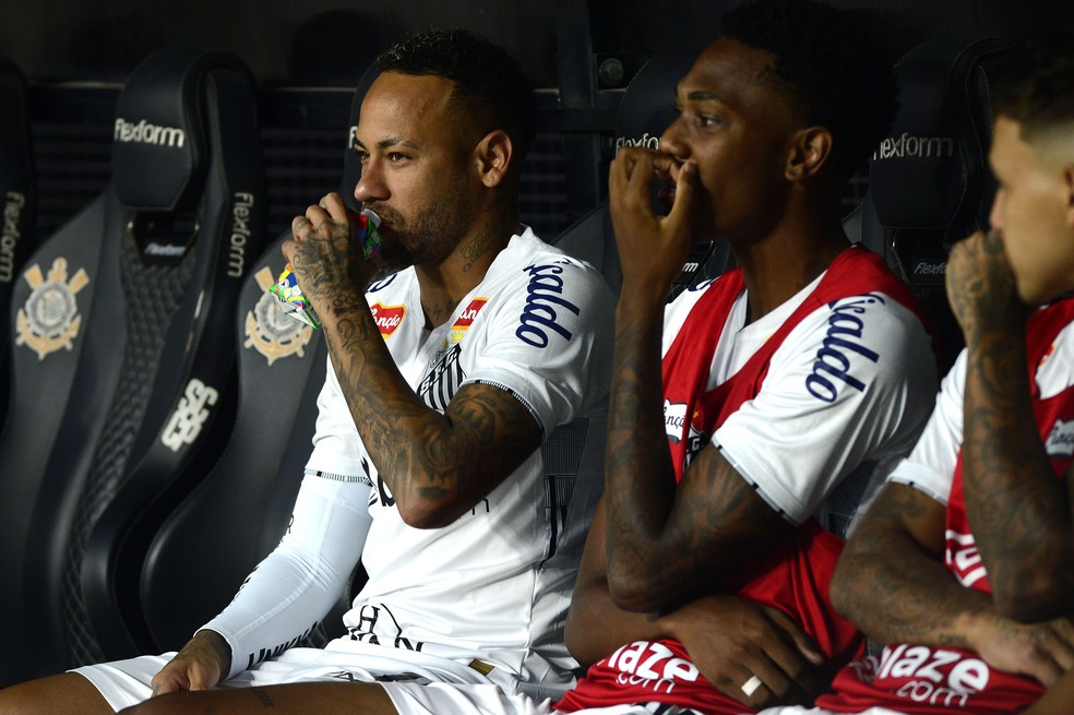 Neymar não saiu do banco em duelo entre Corinthians e Santos em Itaquera — Foto: Marcos Ribolli