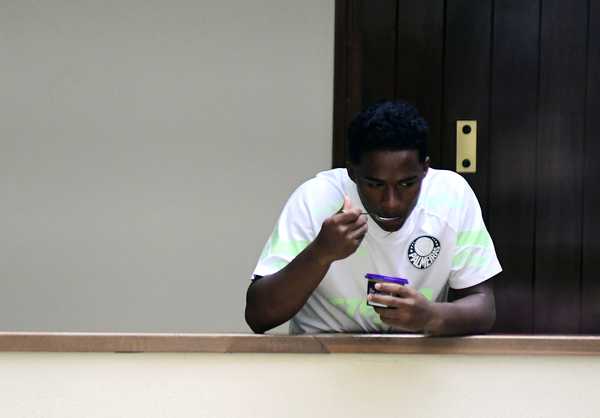 Iogurte de Endrick e Breno Lopes assediado: veja fotos da concentração do Palmeiras em BH