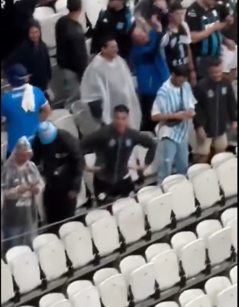 Torcedor do Racing faz gestos racistas em direção à torcida do Corinthians — Foto: Reprodução