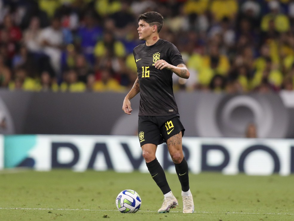 Ayrton Lucas jogou 90 minutos da partida entre Brasil e Guin� � Foto: Jo�lson Marconne/CBF