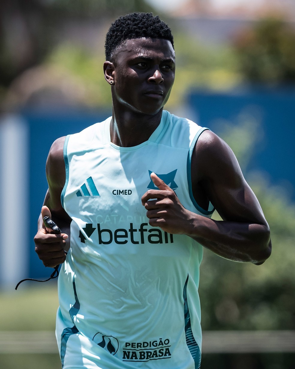 Néiser Villarreal em treino do Cruzeiro — Foto: Gustavo Aleixo/Cruzeiro
