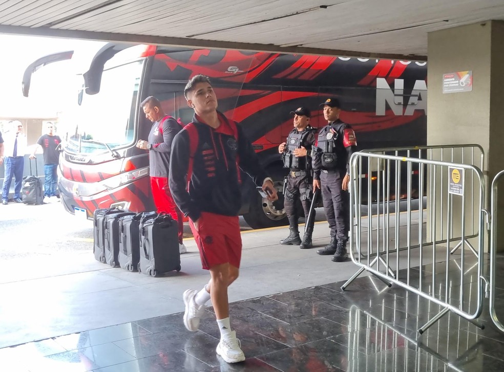 Embarque do Flamengo para São Paulo — Foto: Thiago Lima
