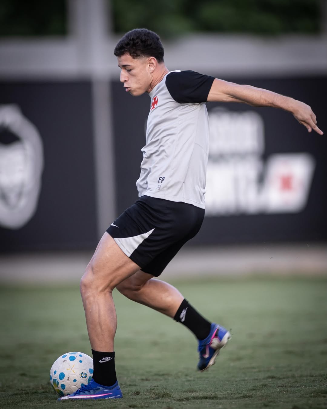 Renato avalia jovens em treinos no Vasco e terá reforços da base contra o Bragantino