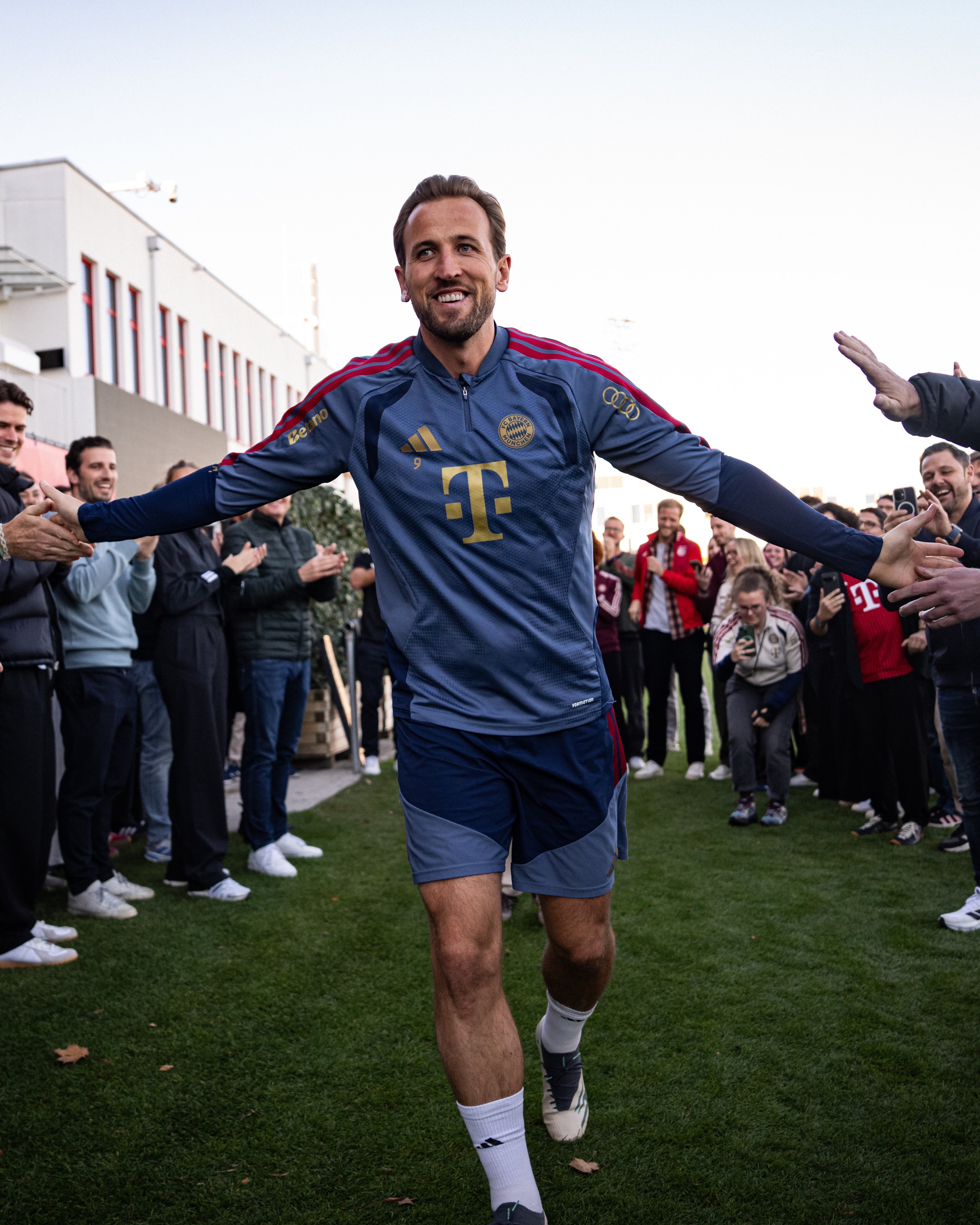 Panorama: Harry Kane recebe aplausos no Bayern de Munique e ganha bolo no formato da Bola de Ouro; veja