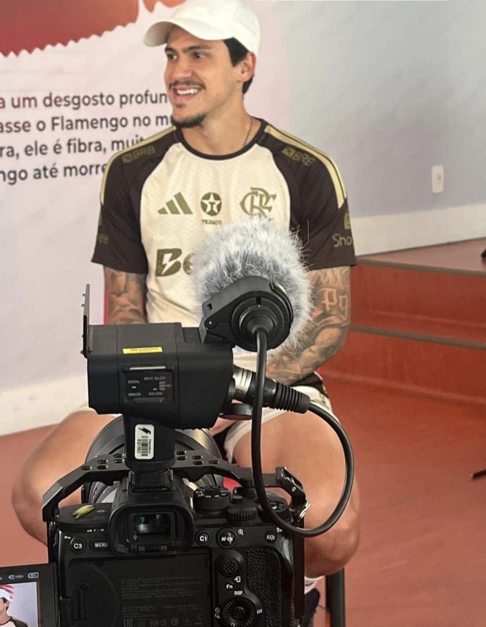 Pedro em entrevista no Flamengo � Foto: Rodrigo Cerqueira / ge
