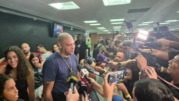 Emoção de Adriano antes de jogo de despedida pelo Flamengo: Ficha não caiu