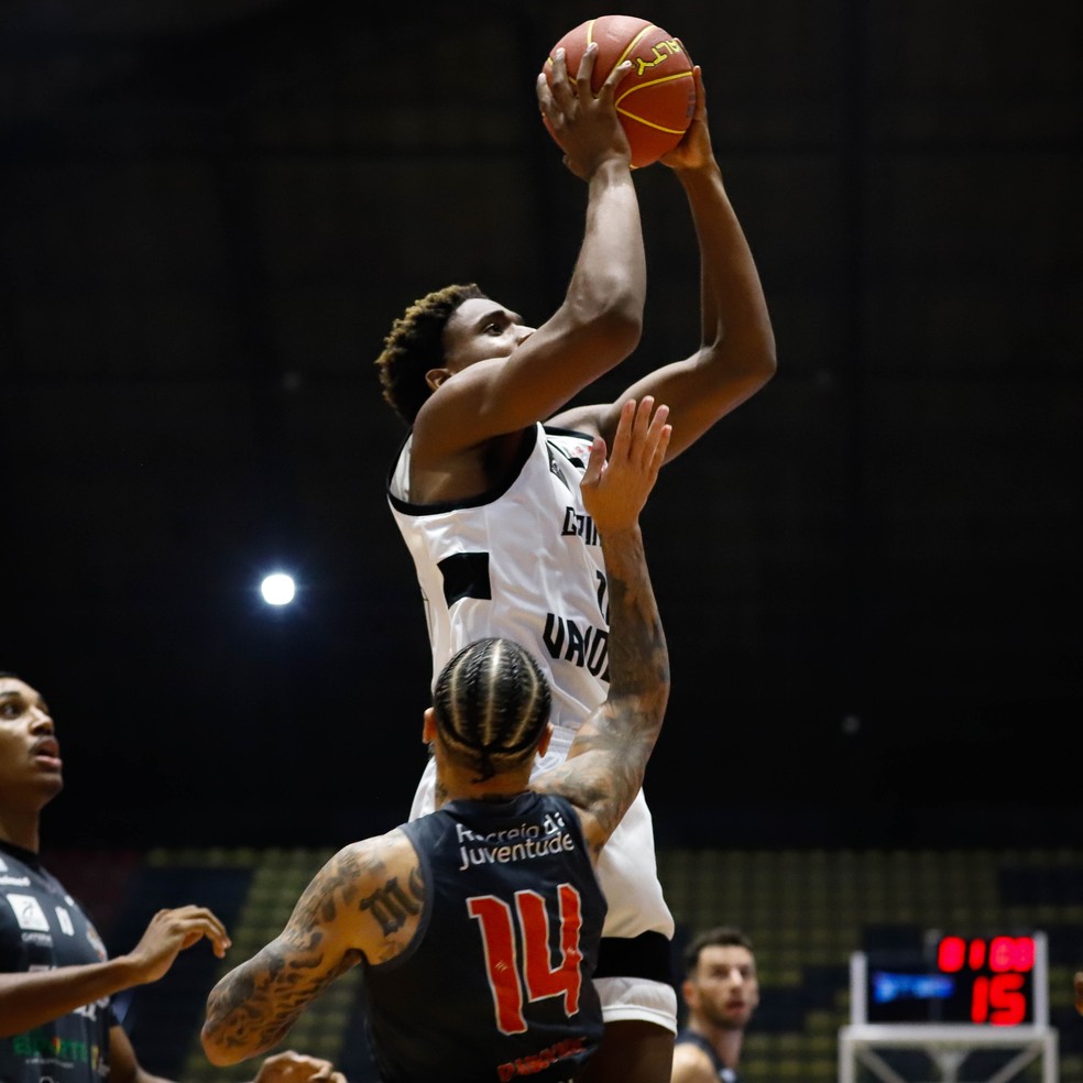 Isaac encara Dawkins em partida pelo NBB — Foto: @beto.miller/Corinthians