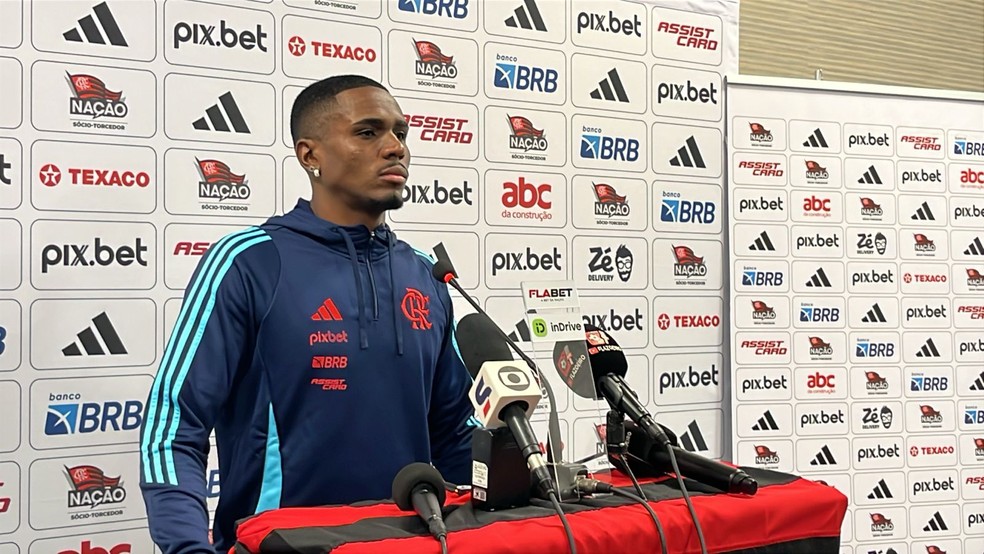 Evertton Araújo em coletiva nos Estados Unidos — Foto: Emanuelle Ribeiro / ge