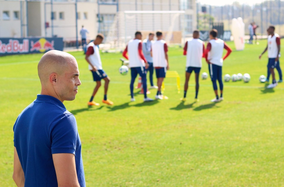 Julio Cesar acompanha treino do Bragantino — Foto: Danilo Sardinha/ge