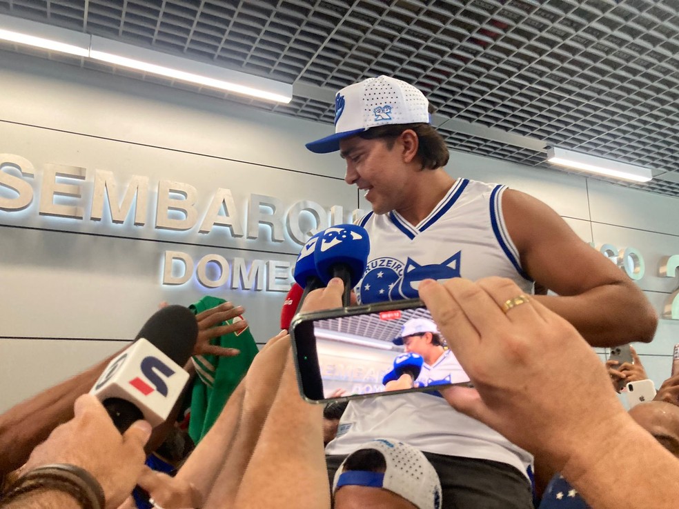 Marcelo Moreno é recepcionado pelos torcedores do Cruzeiro em Confins — Foto: Rodrigo Rocha