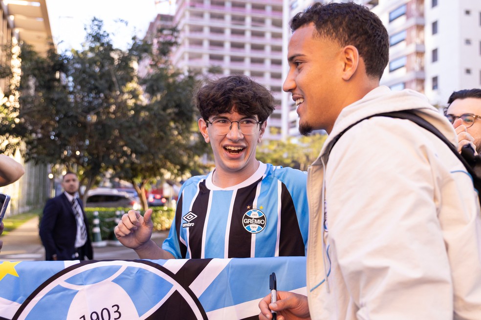 Gabriel Martins recepcionado por torcedor do Grêmio na chegada a Mirassol — Foto: Rainier Moura / Grêmio FBPA